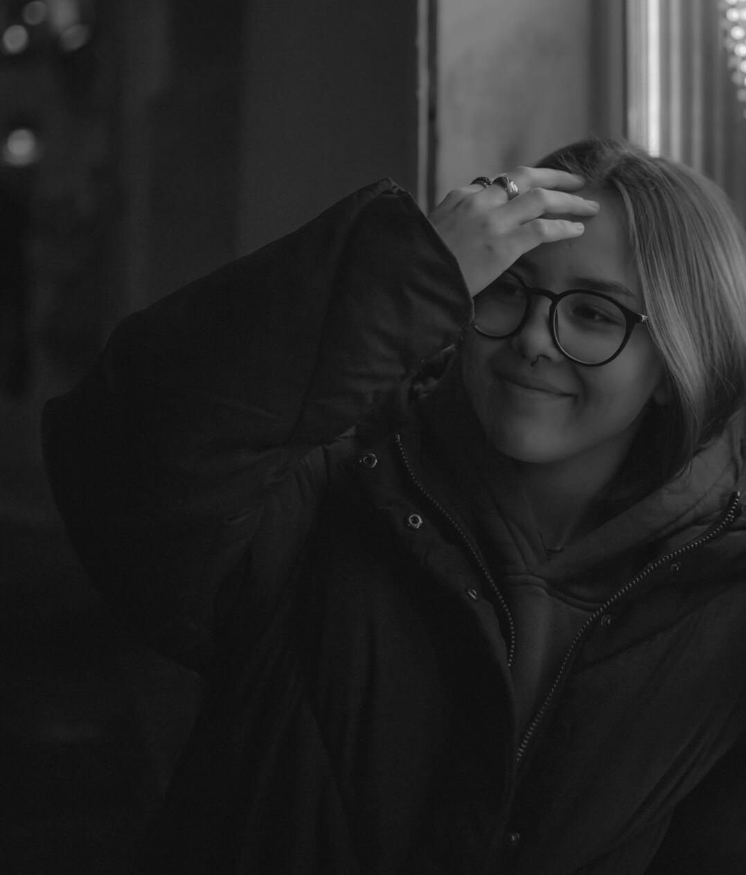 Portrait d'une rédactrice en chef suisse avec lunettes